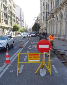 Imagen secundaria 2 - El carril bus terminará en la plaza de Zorrilla y solo permitirá el giro hacia María de Molina. Debajo, trabajos para modificar el radio de giro desde el carril izquierdo de Miguel Íscar hacia Recoletos. 