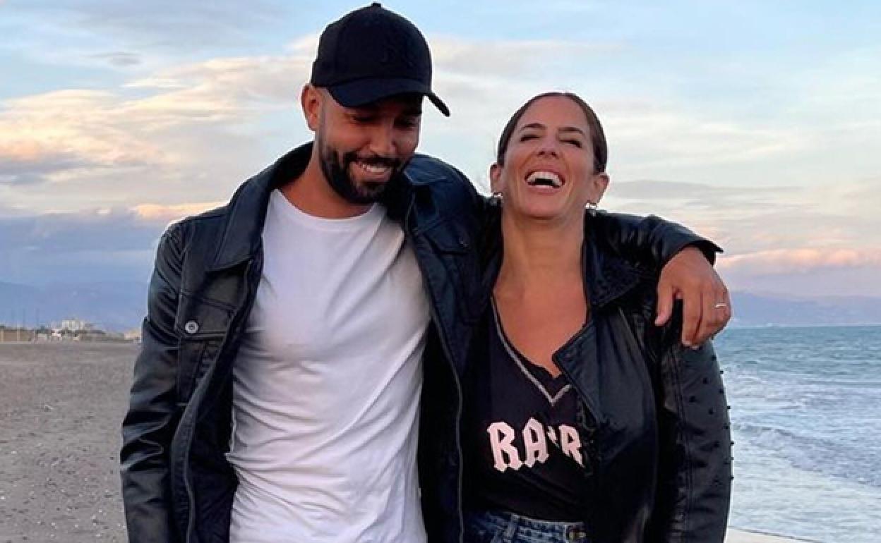 Omár Sánchez y Anabel Pantoja pasean por la playa. 