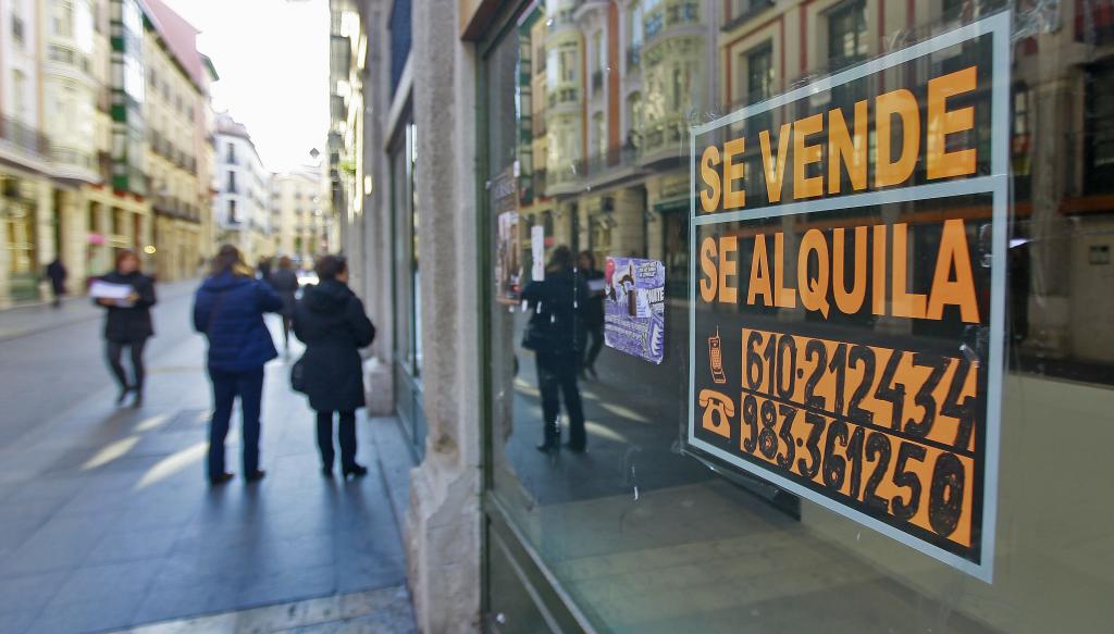 Locales comerciales cerrados en el centro de Valladolid.