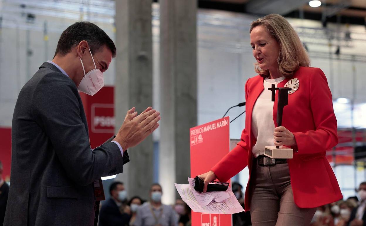 El presidente del Gobierno, Pedro Sánchez, aplaude a la vicepresidenta Nadia Calviño.