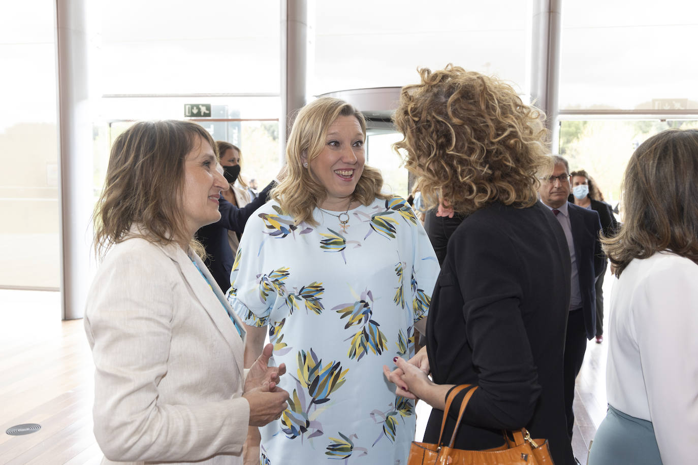 Isabel Blanco conversa con la consejera Rocío Lucas y una asistente al acto.