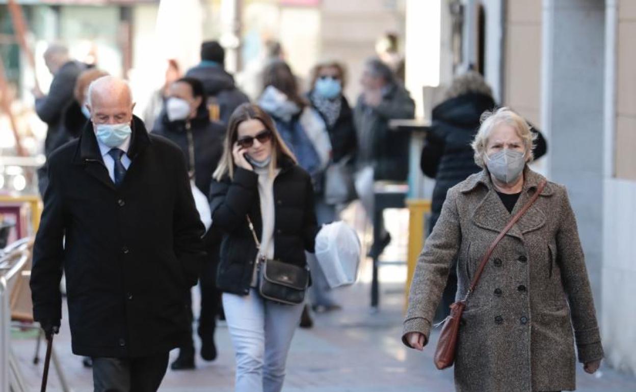 Jubilados y trabajadores pasean por una calle de Valladolid.