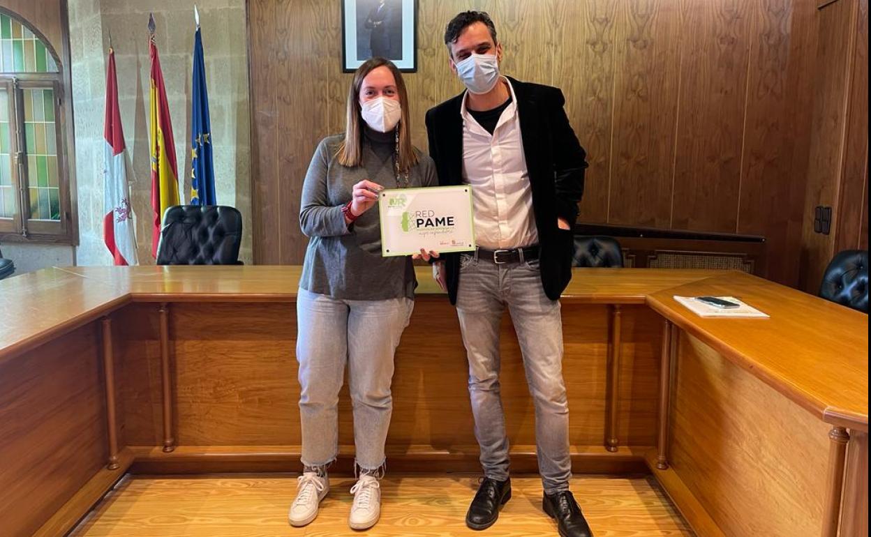 Lourdes Vaquero, concejal de Bienestar Social junto con Juan Herrero, técnico de Adrecag.