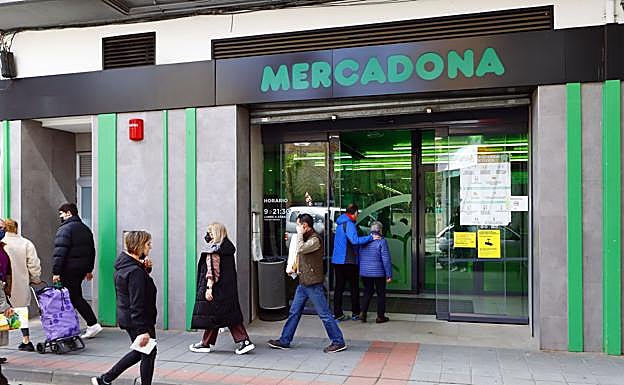 Clientes de Mercadona con mascarilla en la entrada.