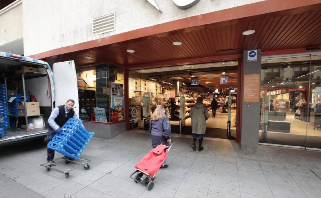 Entrada de clientes en el Carrefour Market de calle Santiago. 