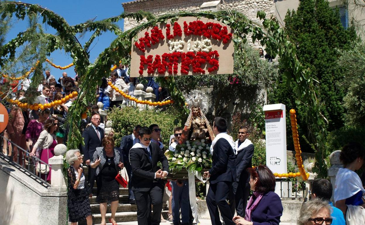 Enramada tradicional de los quintos en la escalinata de acceso a la iglesia de Santa María de los Mártires en una edición anterior. 