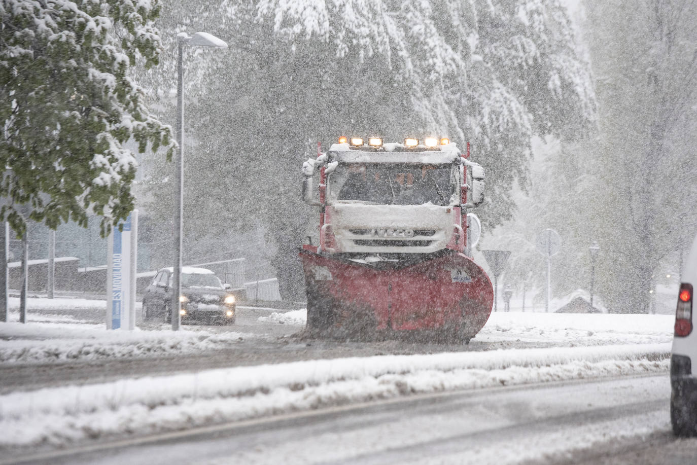 Máquina quitanieves. junto al IES La Albuera de Segovia.