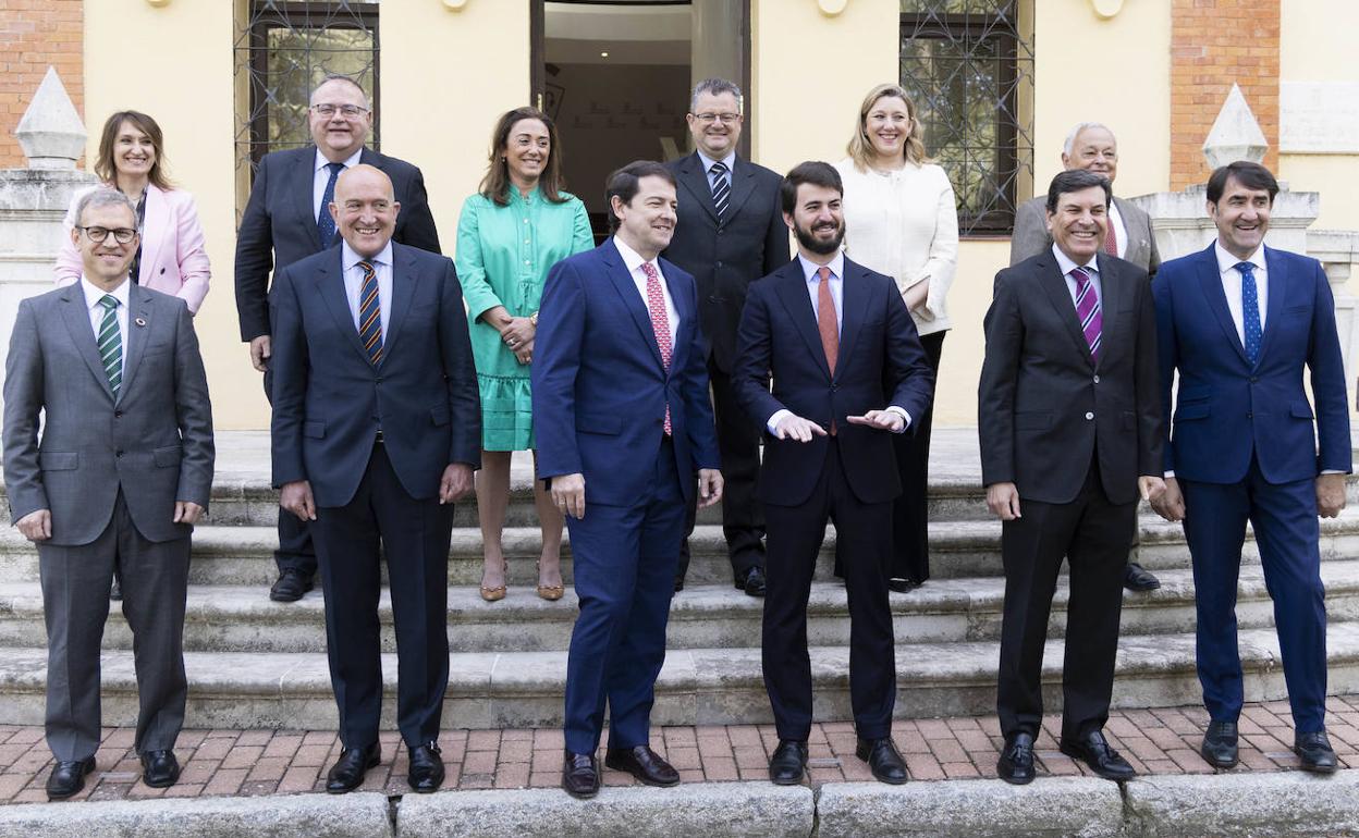 Foto de familia de los integrantes del Gobierno de PP y Vox en la jornada de su primer consejo semanal