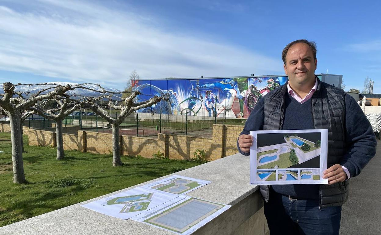 El alcalde con una recreación de cómo quedarán las piscinas.