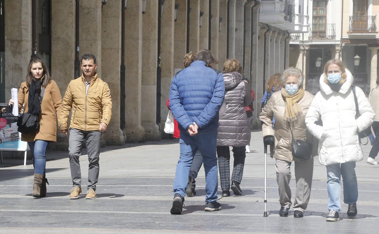 Varias personas pasean por la Calle Mayor, este miércoles por la mañana.