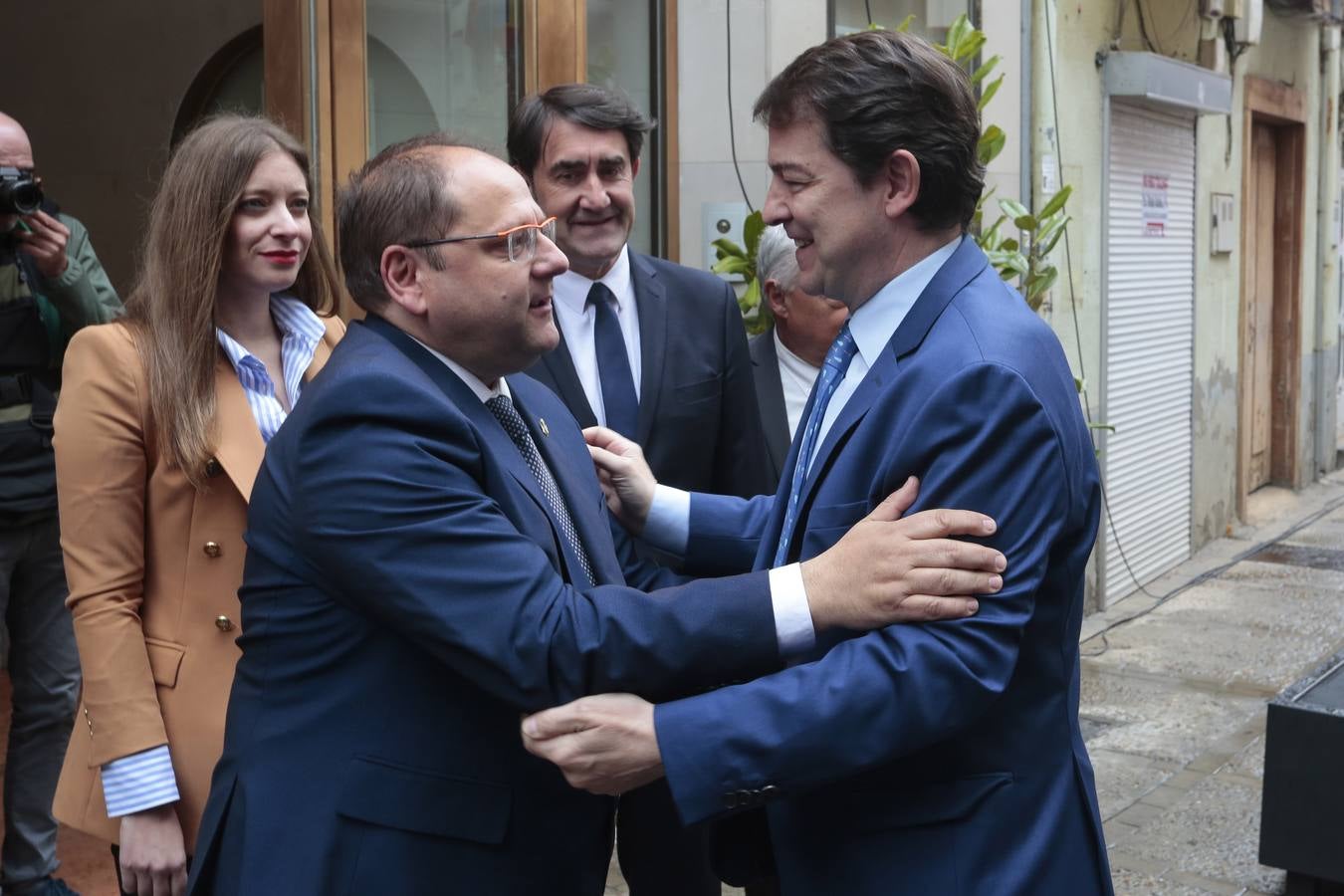 El presidente de la Junta de Castilla y León, Alfonso Fernández Mañueco, preside la entrega de los Premios Castilla y León 2021. Junto a él, el alcalde de La Bañeza, Javier Carrera; el consejero de Medio Ambiente, Juan Carlos Suárez-Quiñones y la delegada territorial de la Junta, Ester Muñoz