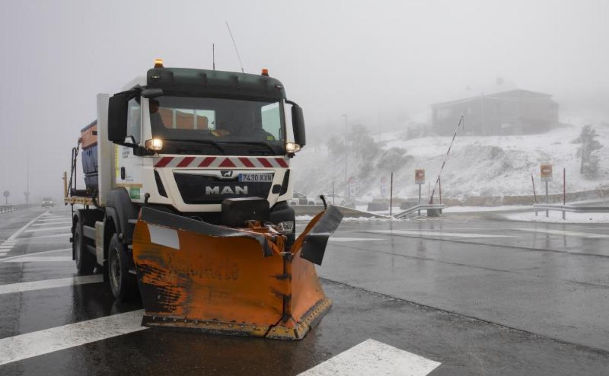 Una máquina quitanieves pasa por el Puerto de Navacerrada para despejar la nieve de las carreteras, en la sierra de Guadarrama. 