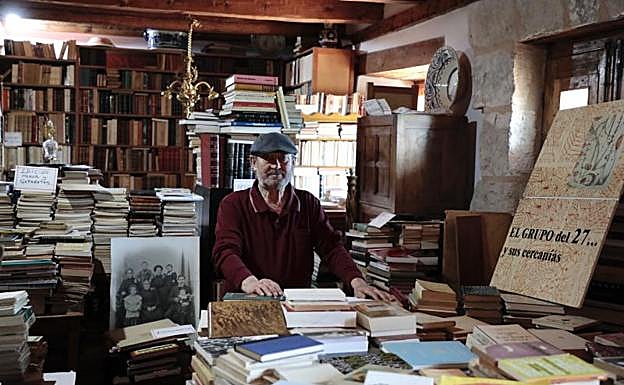 Javier Cabornero, entre los libros de su ingente biblioteca que ha ido ocupando tres casas. 