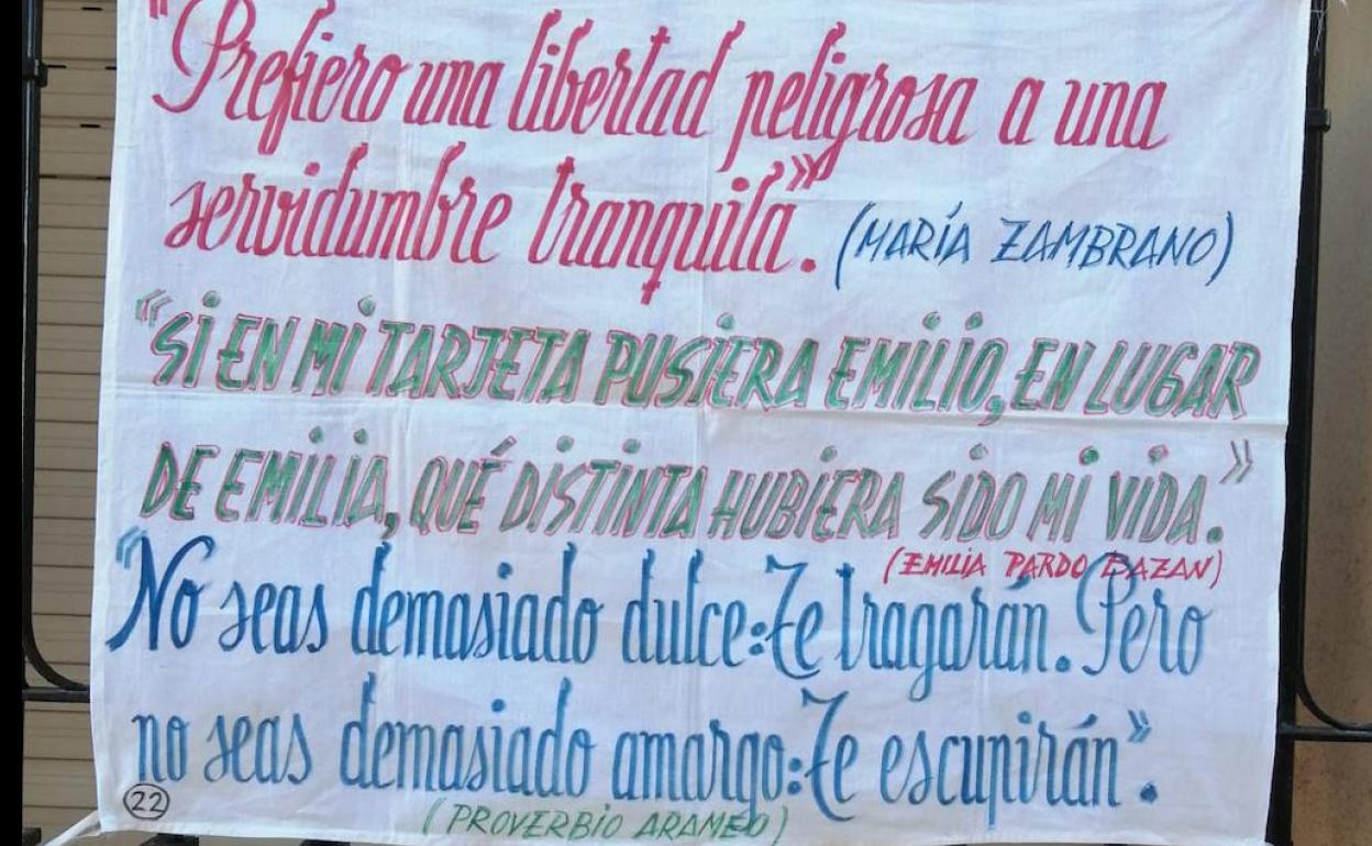 Cita de María Zambrano y de otros autores colgada en un balcón de Olombrada.