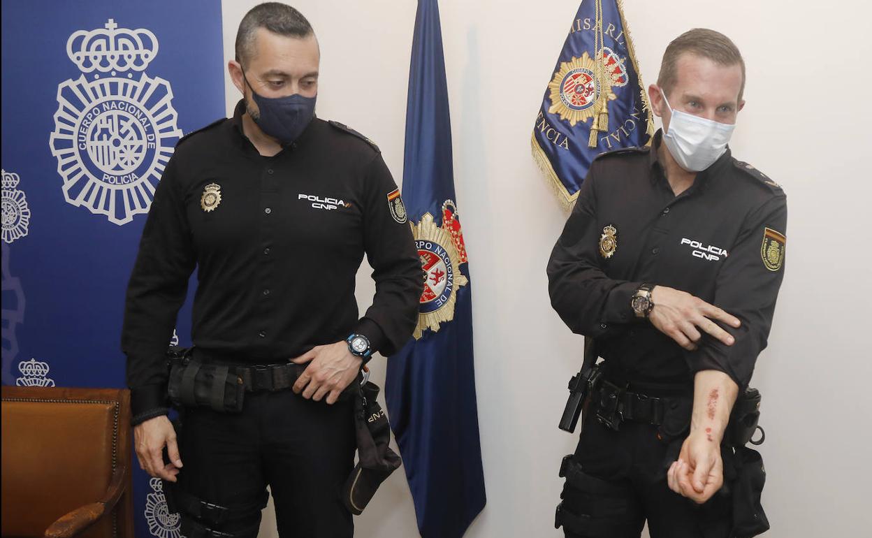 Fernando Aristín y Juan Manuel Sebastián, este último mostrando las heridas del accidente.