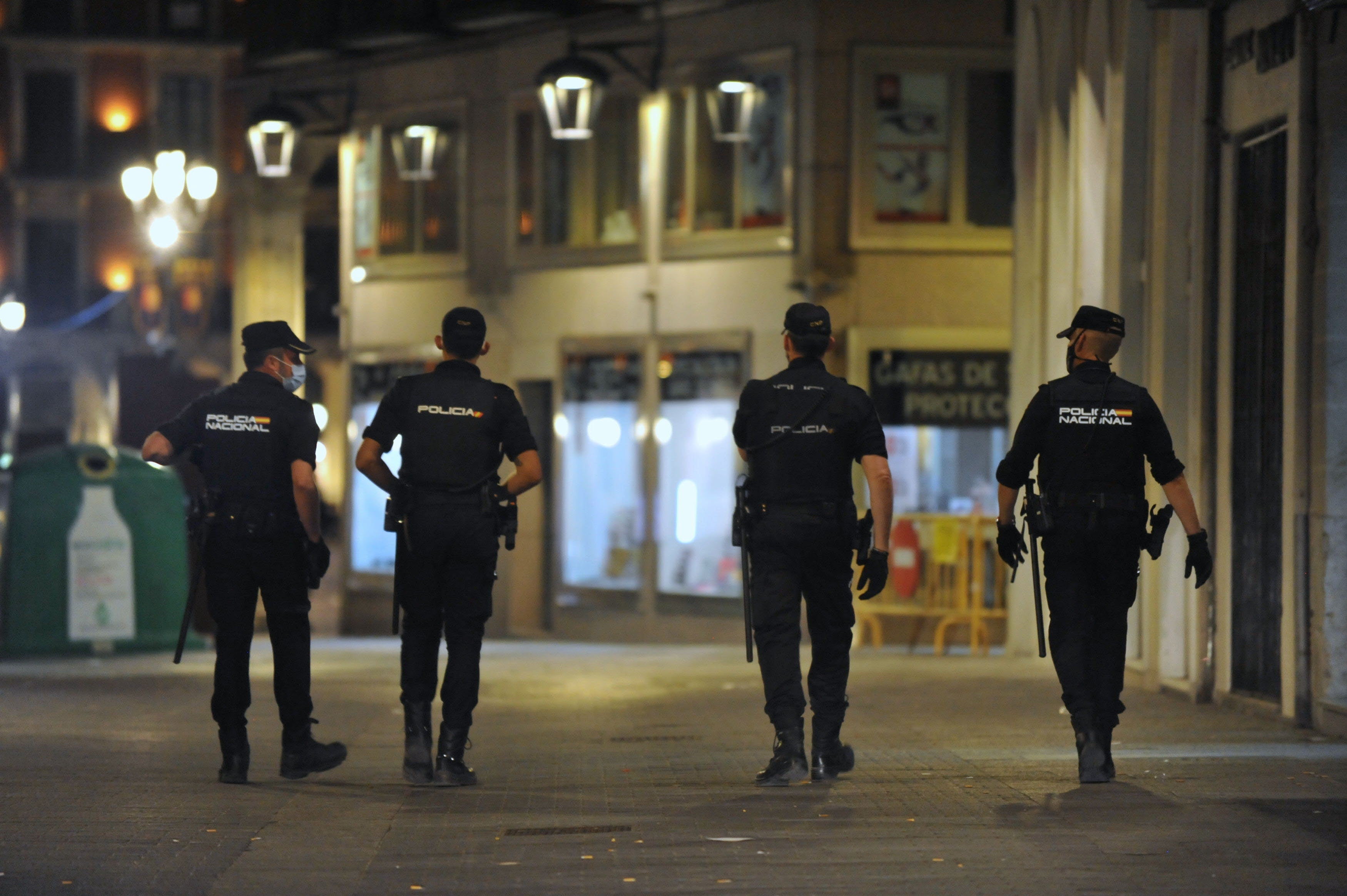 Una patrulla de la Policia Nacional, durante el último toque de queda el 8 de mayo de 2021.