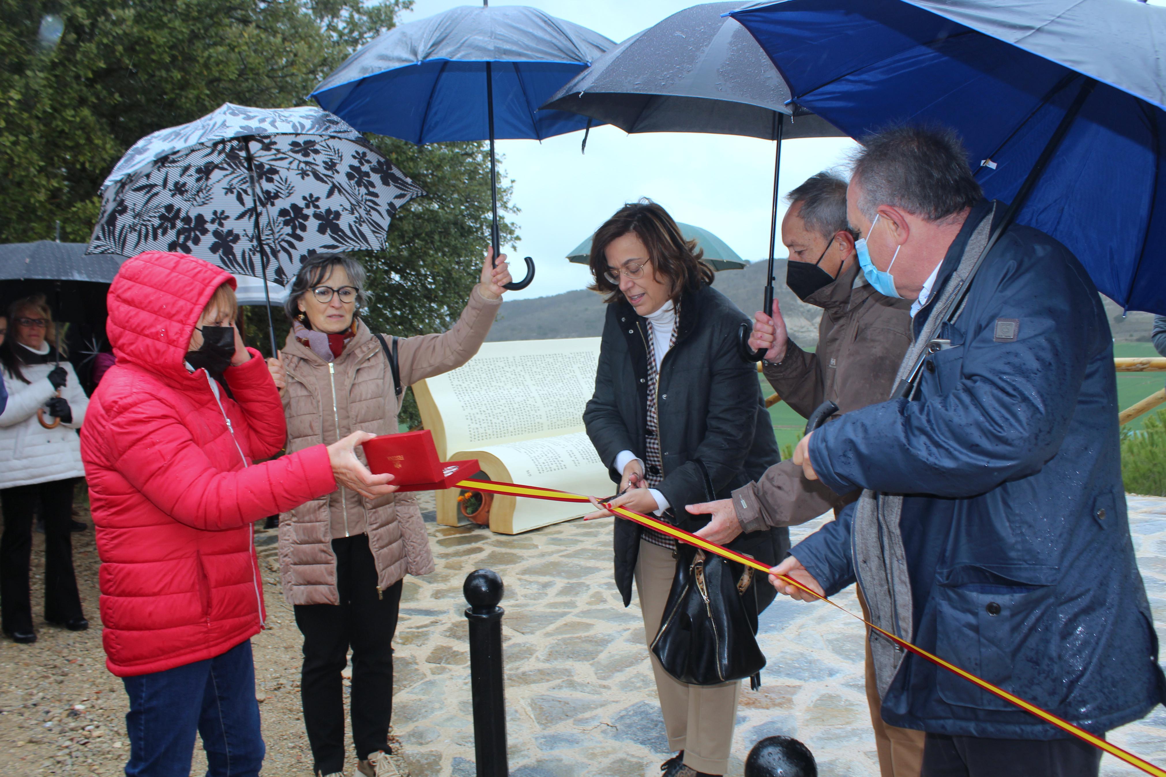 Coincidiendo con el Día del Libro y la Fiesta de Castilla y León, Valdecañas de Cerrato inauguró el Mirador Miguel Delibes