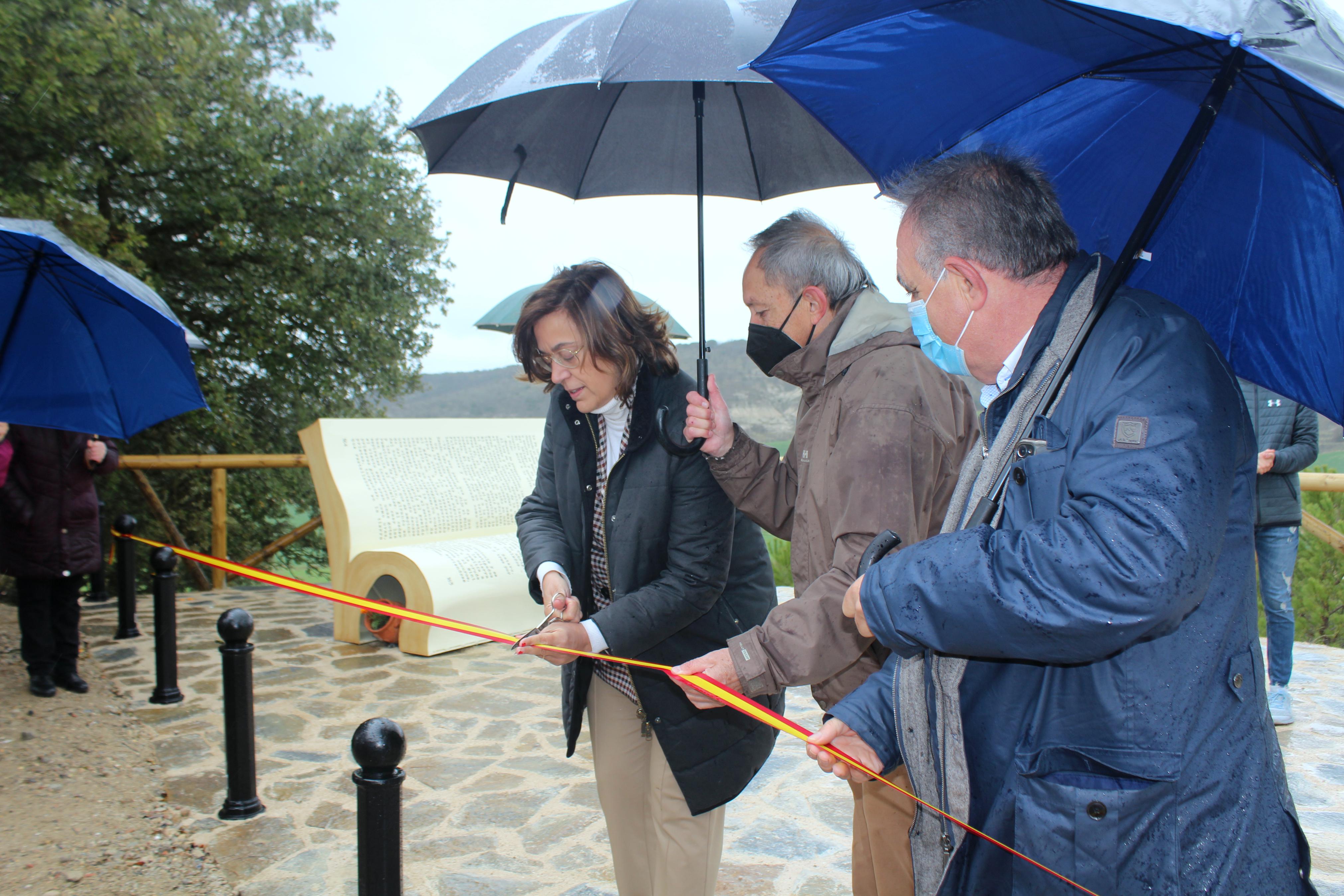 Coincidiendo con el Día del Libro y la Fiesta de Castilla y León, Valdecañas de Cerrato inauguró el Mirador Miguel Delibes