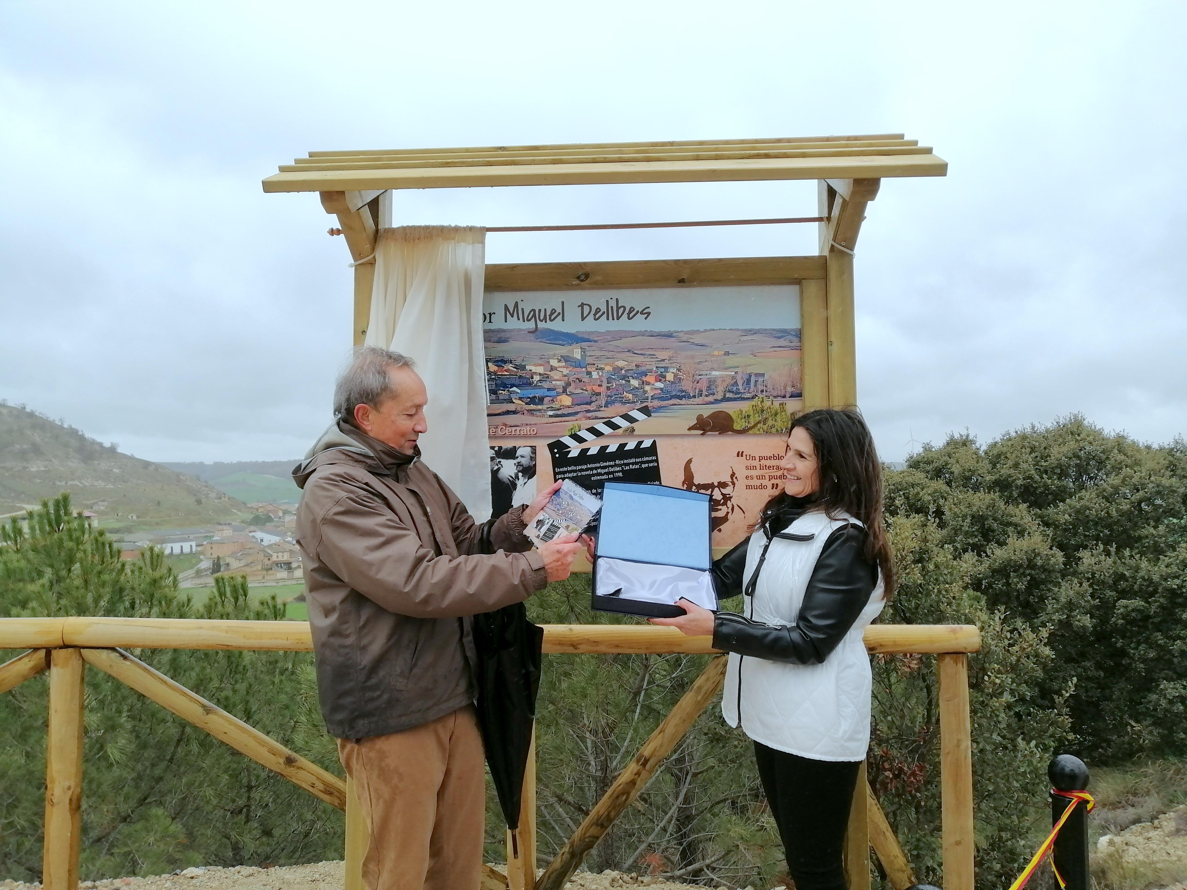Coincidiendo con el Día del Libro y la Fiesta de Castilla y León, Valdecañas de Cerrato inauguró el Mirador Miguel Delibes