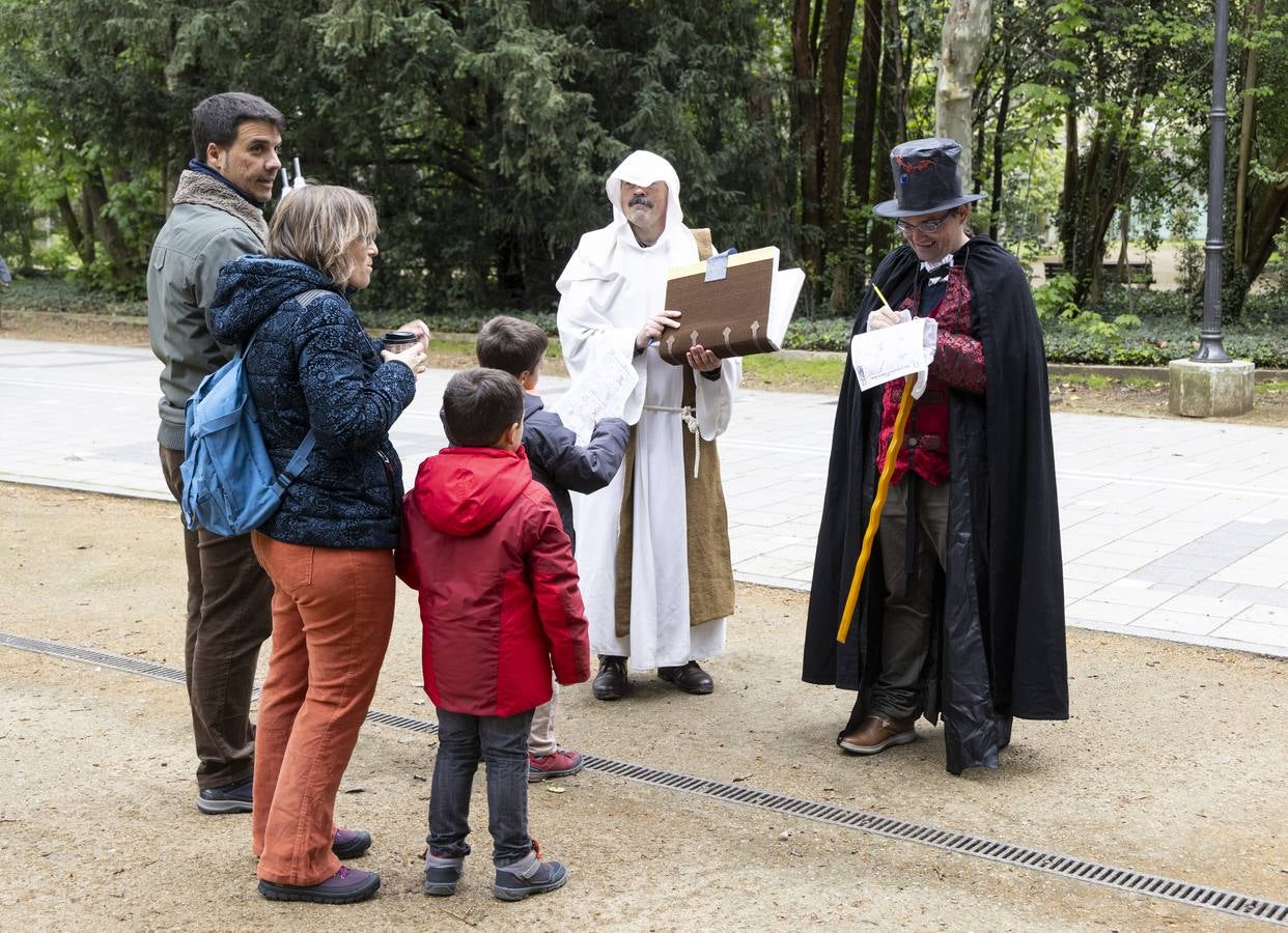 Fotos: Gincana literaria teatralizada en el Campo Grande de Valladolid
