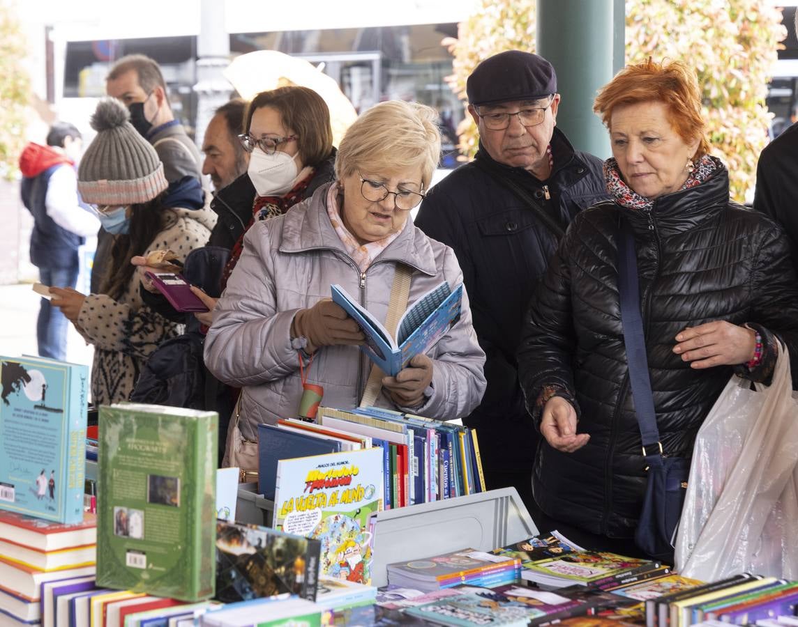 Fotos: Día de Libro en la Plaza de España de Valladolid