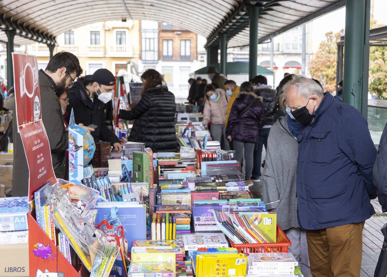 Fotos: Día de Libro en la Plaza de España de Valladolid