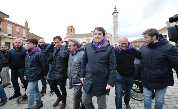 Galería. El presidente de la Junta, Alfonso Fernández Mañueco, junto a otras autoridades, en la Plaza Mayor de la localidad.