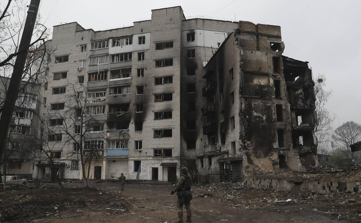 Edificio de viviendas afectado por los bombardeos de Rusia en la ciudad de Borodianka.