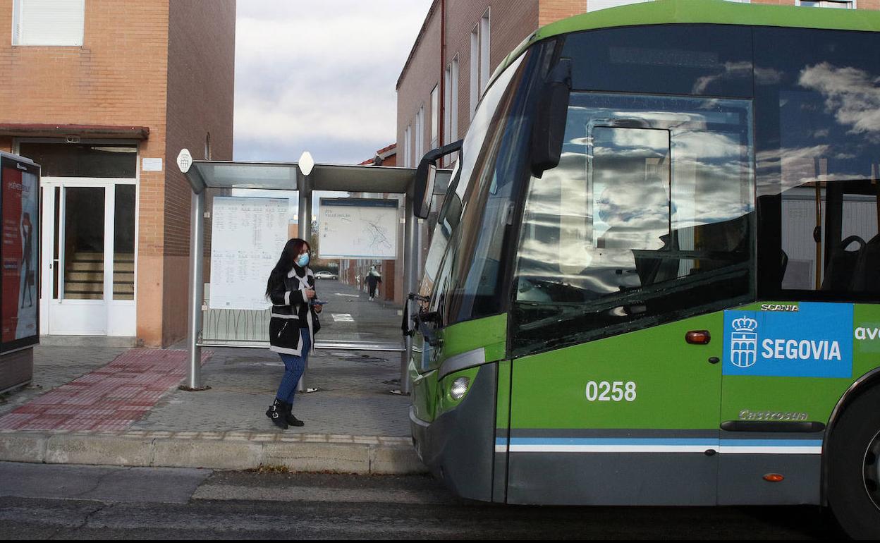 Autobús eléctrico a prueba en Segovia en una parada. 