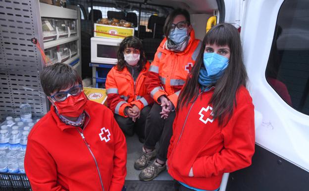 El equipo de Cruz Roja, formado por la responsable, una técnico y dos de las voluntarias, en la furgoneta de ayuda. 