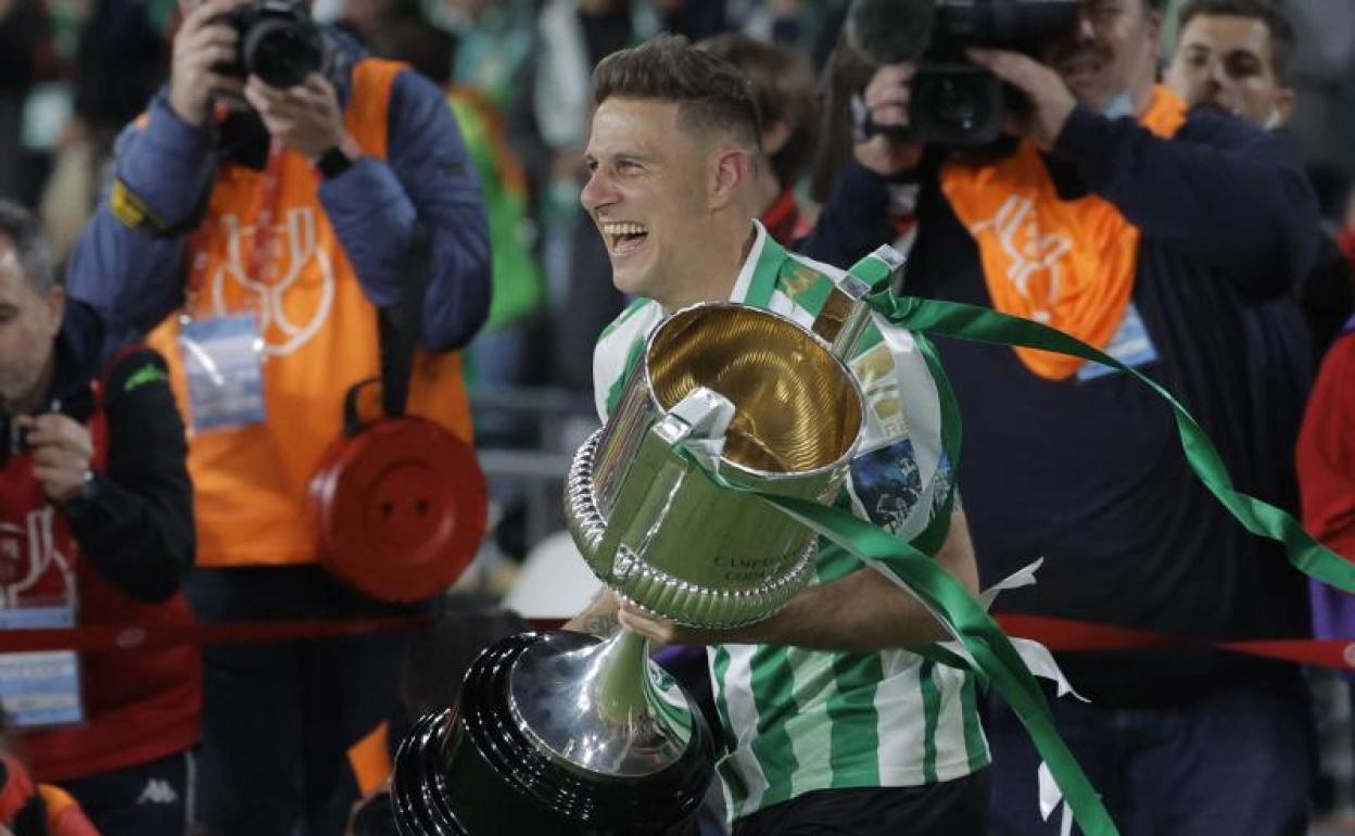 Joaquín corre con el trofeo de Copa para celebrar el título con sus compañeros. 