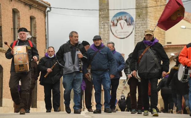 Galería. Folclore castellano por las calles de Villalar.