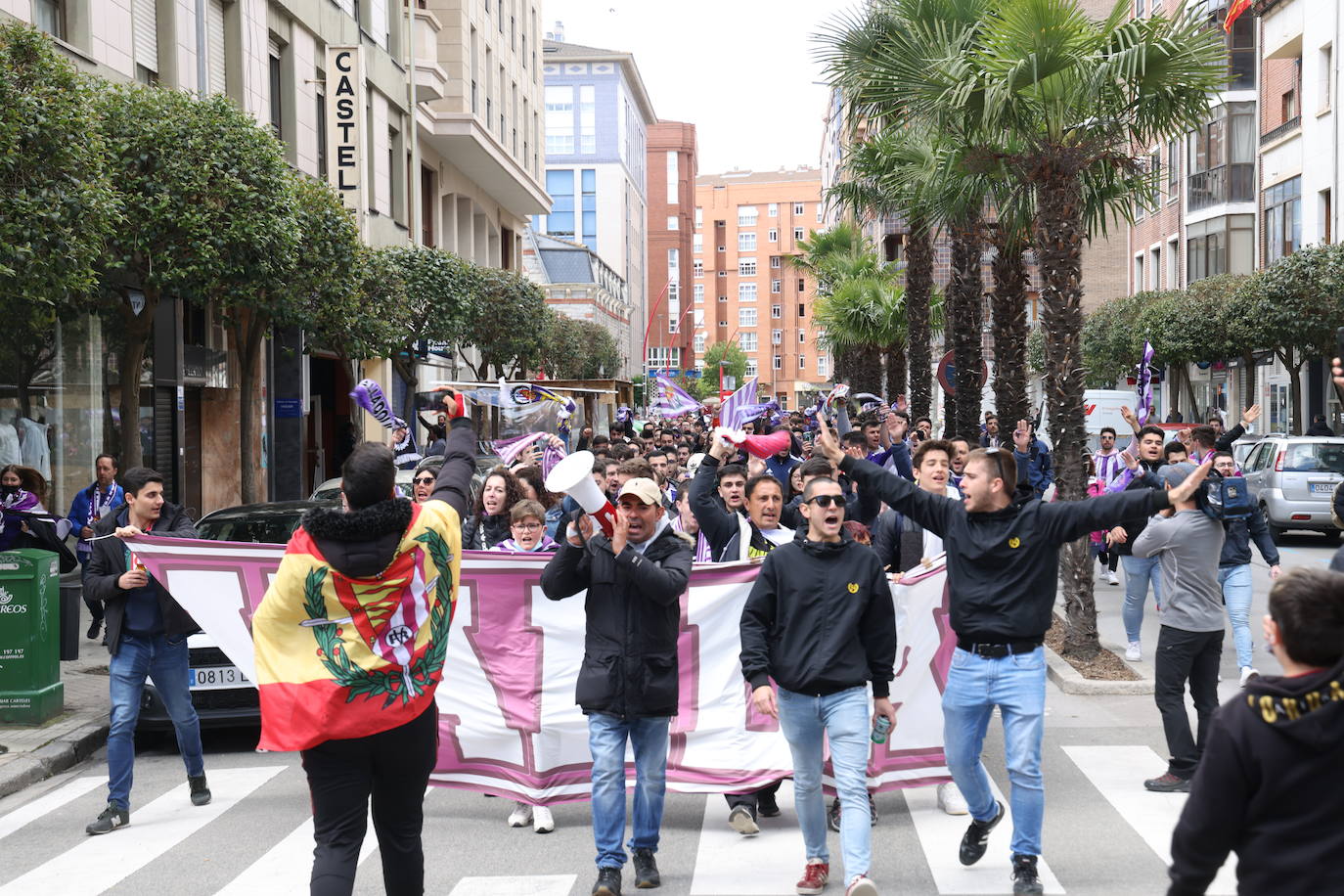 Fotos: La afición del Real Valladolid antes y durante el partido ante el Mirandés (1/2)