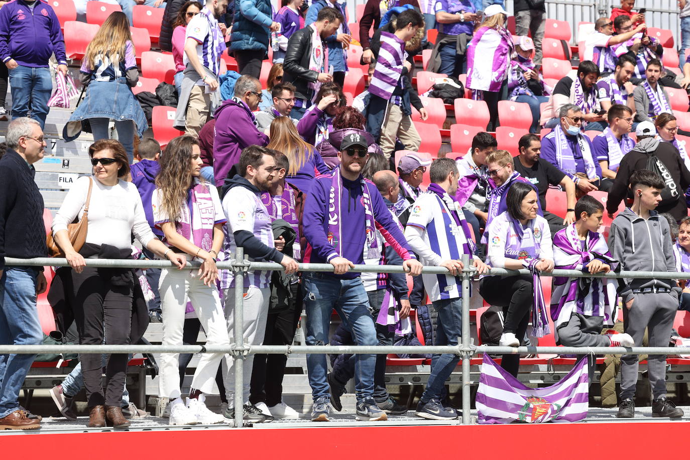 Fotos: La afición del Real Valladolid antes y durante el partido ante el Mirandés (1/2)