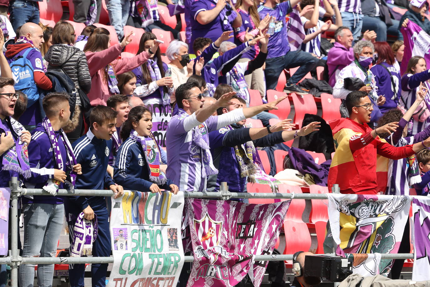 Fotos: La afición del Real Valladolid antes y durante el partido ante el Mirandés (1/2)