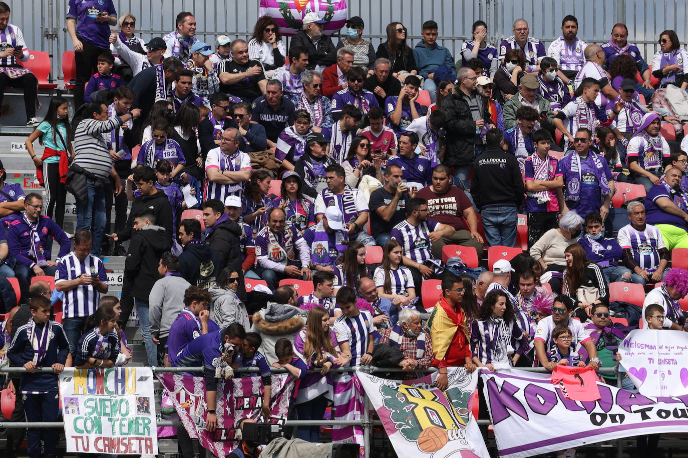 Fotos: La afición del Real Valladolid antes y durante el partido ante el Mirandés (1/2)