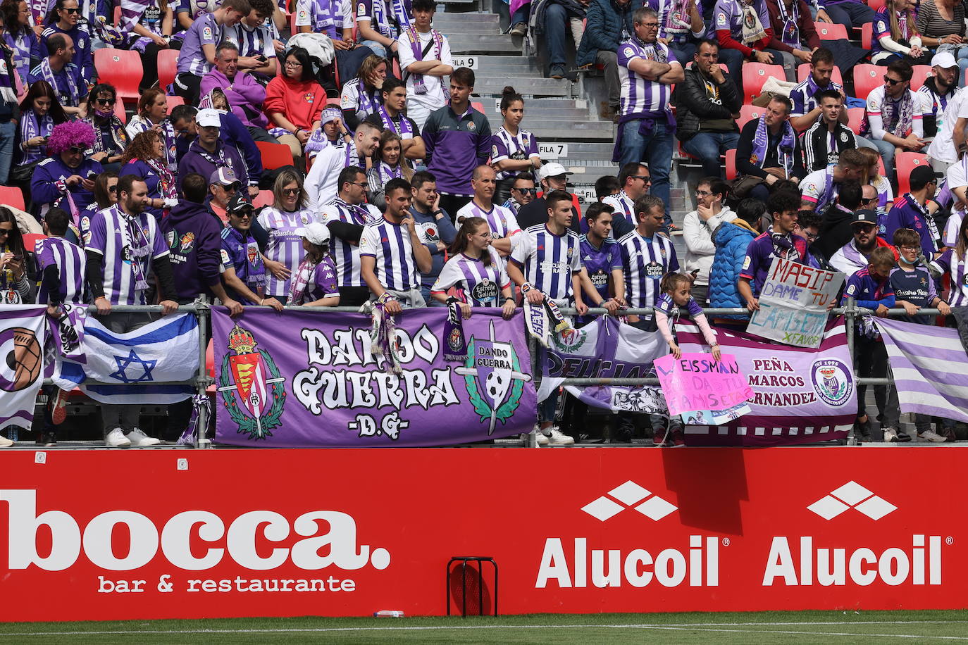 Fotos: La afición del Real Valladolid antes y durante el partido ante el Mirandés (2/2)