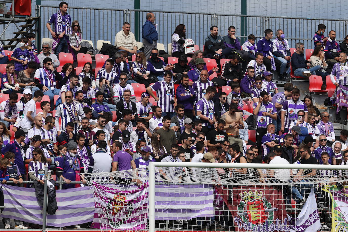Fotos: La afición del Real Valladolid antes y durante el partido ante el Mirandés (2/2)