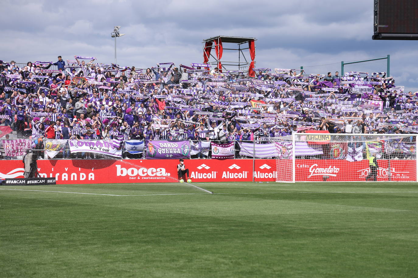 Fotos: La afición del Real Valladolid antes y durante el partido ante el Mirandés (2/2)
