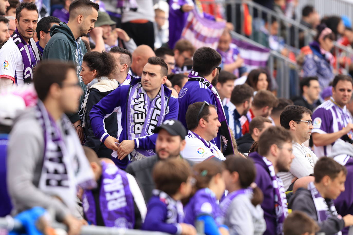 Fotos: La afición del Real Valladolid antes y durante el partido ante el Mirandés (2/2)