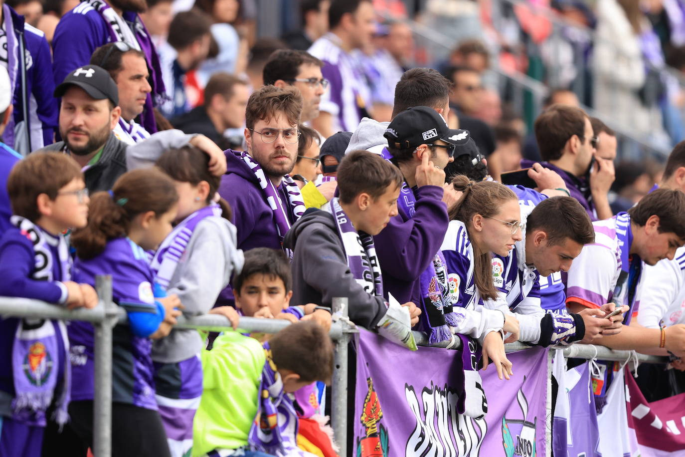 Fotos: La afición del Real Valladolid antes y durante el partido ante el Mirandés (2/2)