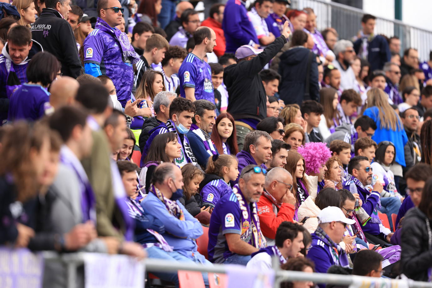 Fotos: La afición del Real Valladolid antes y durante el partido ante el Mirandés (2/2)