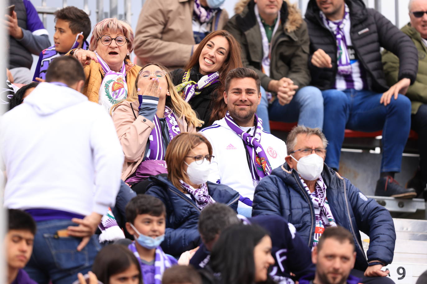 Fotos: La afición del Real Valladolid antes y durante el partido ante el Mirandés (2/2)