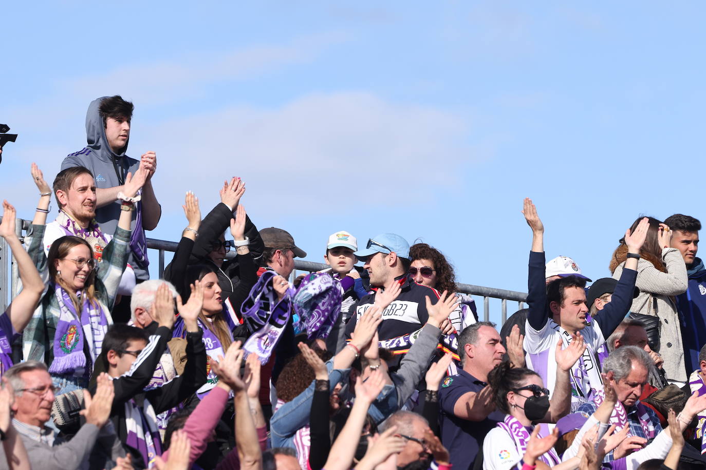 Fotos: La afición del Real Valladolid antes y durante el partido ante el Mirandés (2/2)