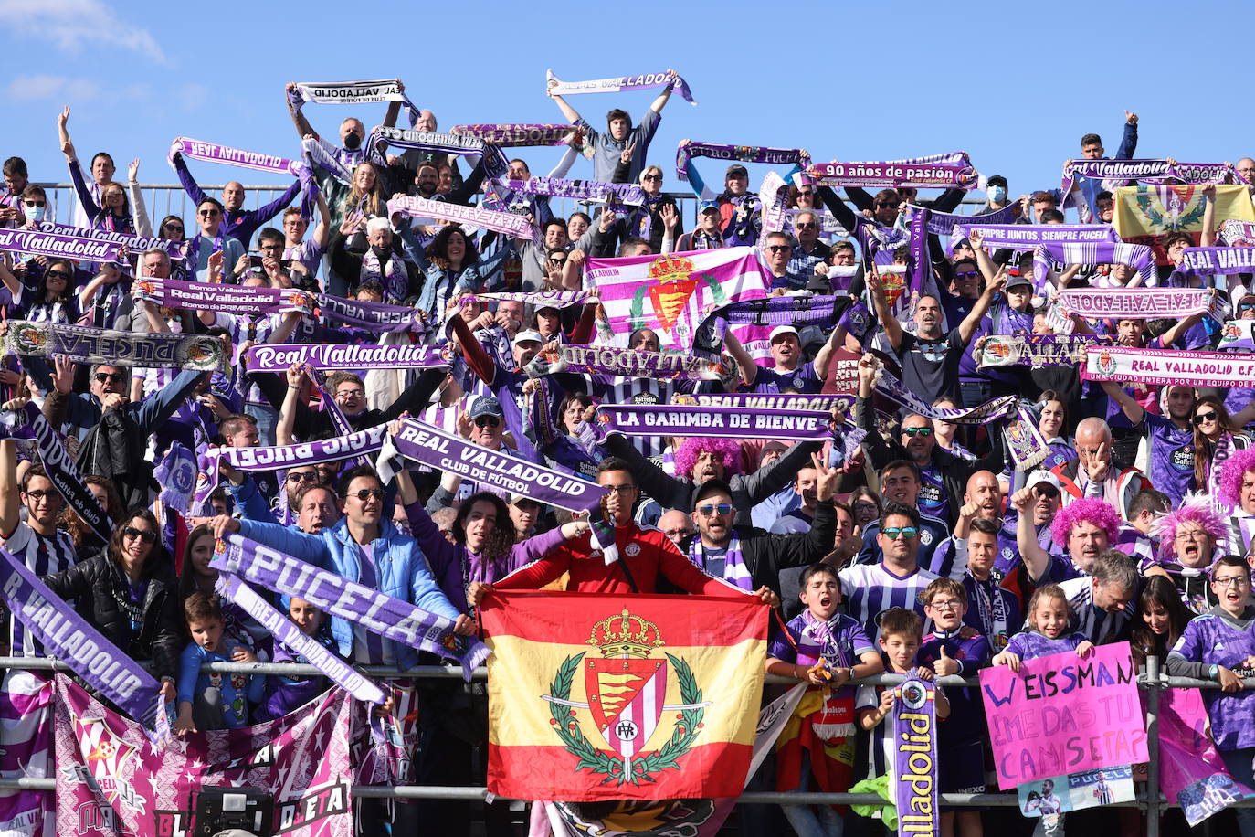 Fotos: La afición del Real Valladolid antes y durante el partido ante el Mirandés (2/2)