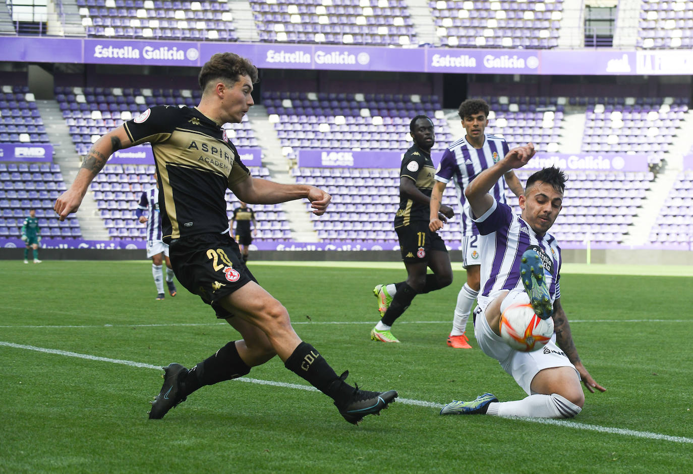 Empate a tres goles entre Valladolid Promesas y Cultural Leonesa.