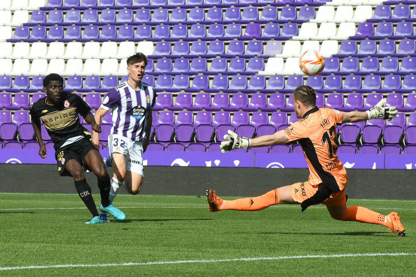 Empate a tres goles entre Valladolid Promesas y Cultural Leonesa.