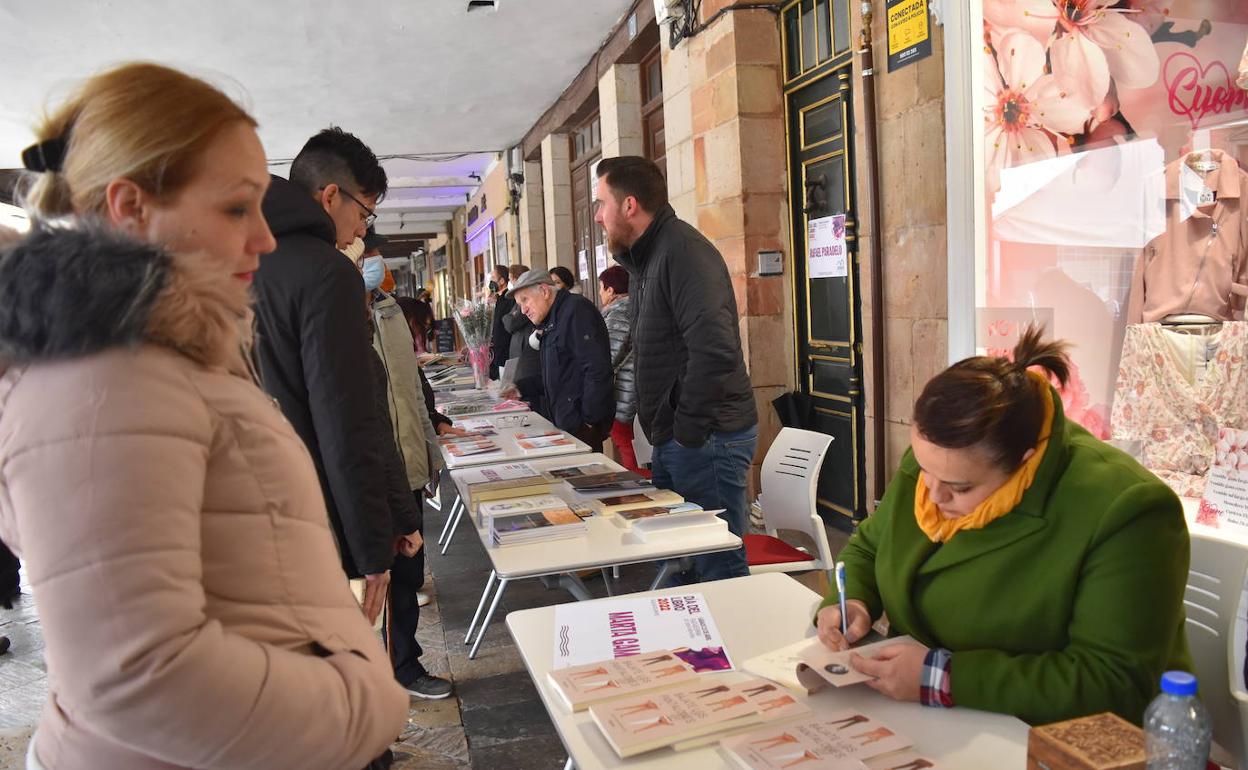 Los escritores pudieron firmar libros en los soportales de la Plaza de España. 