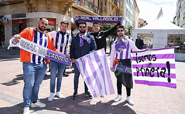 Varios seguidores del Valladolid en Miranda de Ebro. 