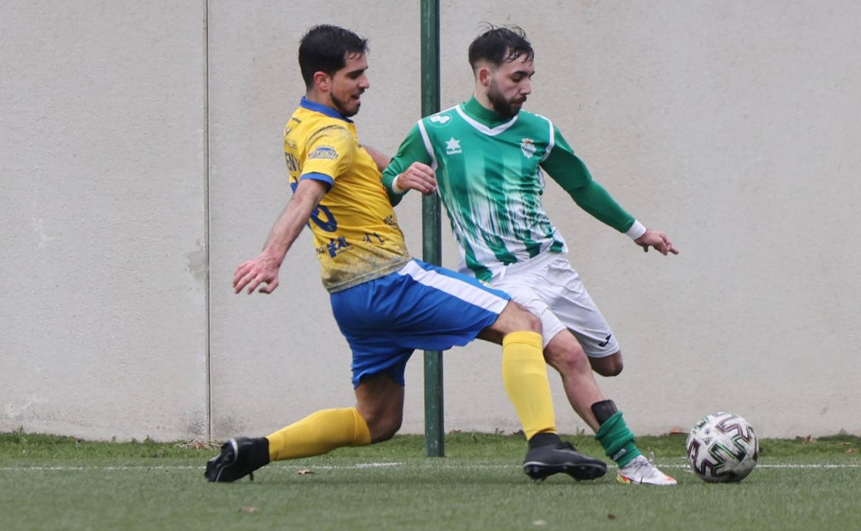 Juanillo se dispone a poner un balón en el área rival. 